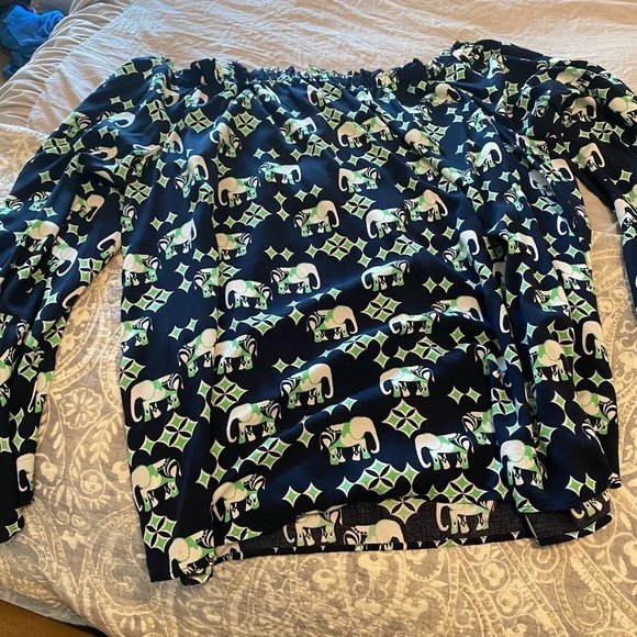 Size xxl crown and ivy flowy off the shoulder top. Plus size - Picture 3 of 3